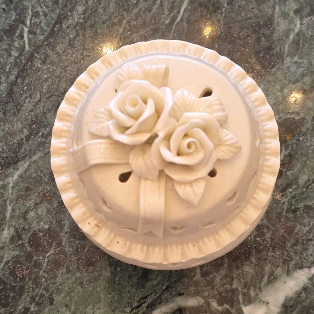 🌸 Elegant Ivory Ceramic Heart Potpourri Box with Roses – Decorative Keepsake 🌸 - Picture 3 of 6